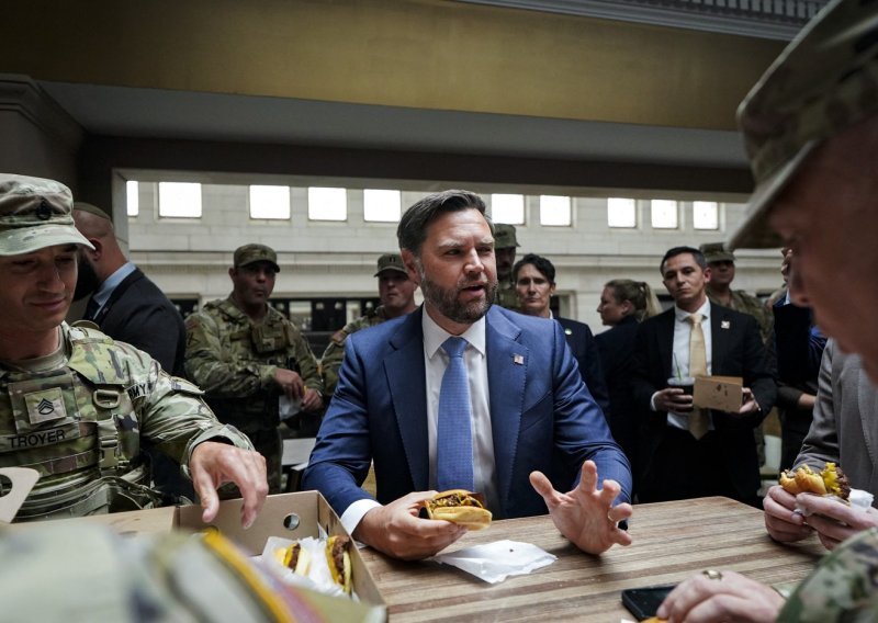 JD Vance dijelio hamburgere vojnicima Nacionalne garde: Pogledajte što ga je dočekalo