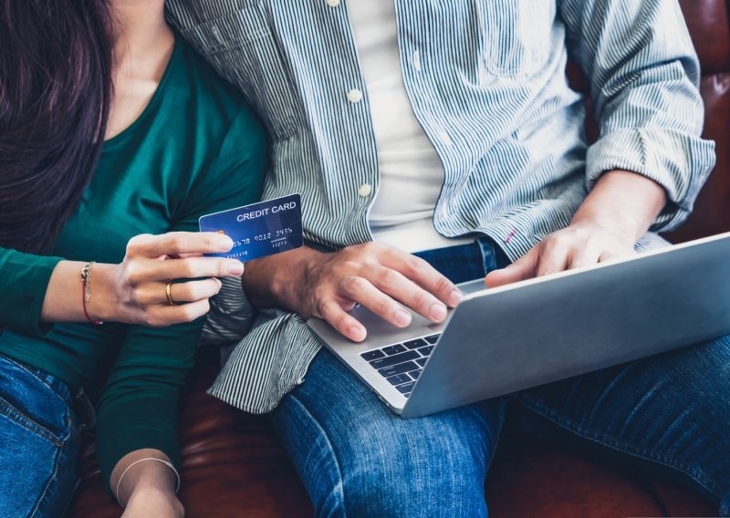 Čak 75% Hrvata online kupuje odjeću i modne dodatke, plaćaju gotovo isključivo – karticama