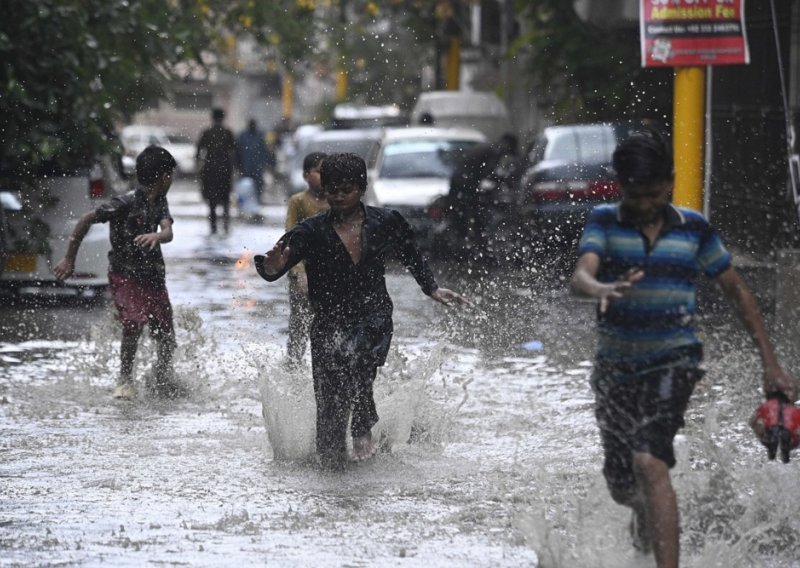 Razoran meteorološki fenomen ubio više od 400 ljudi u Aziji: Što je to 'kišna bomba'?