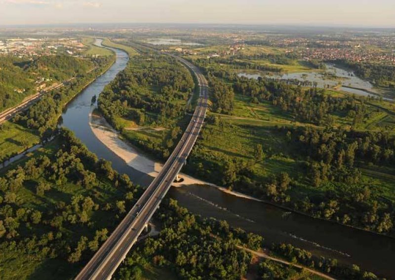 Kako smo biciklima upali na vjenčanje i pustili u promet rutu do Slovenije