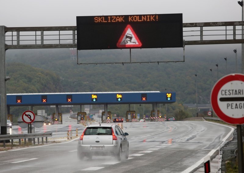 HAK upozorava: Kolnici su mokri i skliski, mogući su i odroni