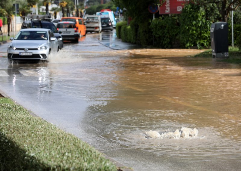 VIDEO Biograd na Moru: Poplavile ulice, izbili šahtovi: 'Ovo je strašno'