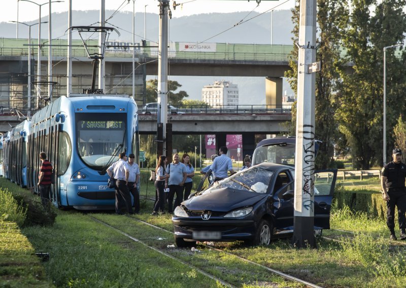 Teška nesreća na Držićevoj, auto završio na tramvajskim tračnicama