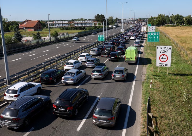 Pojačan promet na većini cesta: Usporavanja na naplatnim postajama