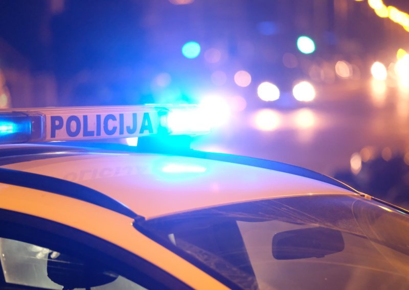 Pucali na školskom igralištu dok su ondje bila djeca