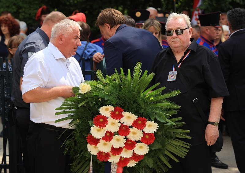 VELIKA FOTOGALERIJA Pogledajte tko je sve došao na ukop žrtava iz jame Jazovka