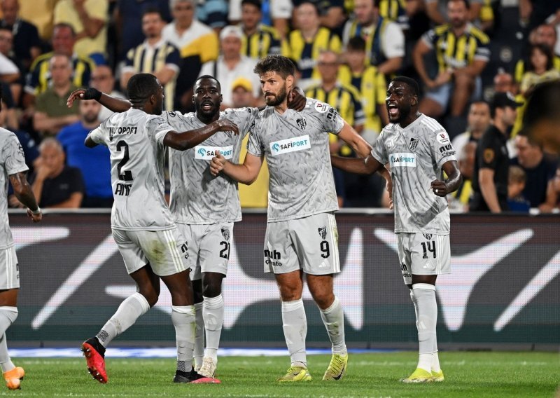 Bruno Petković 'potpisuje' ovu golčinu. Pogledajte kako je utišao Fenerove navijače