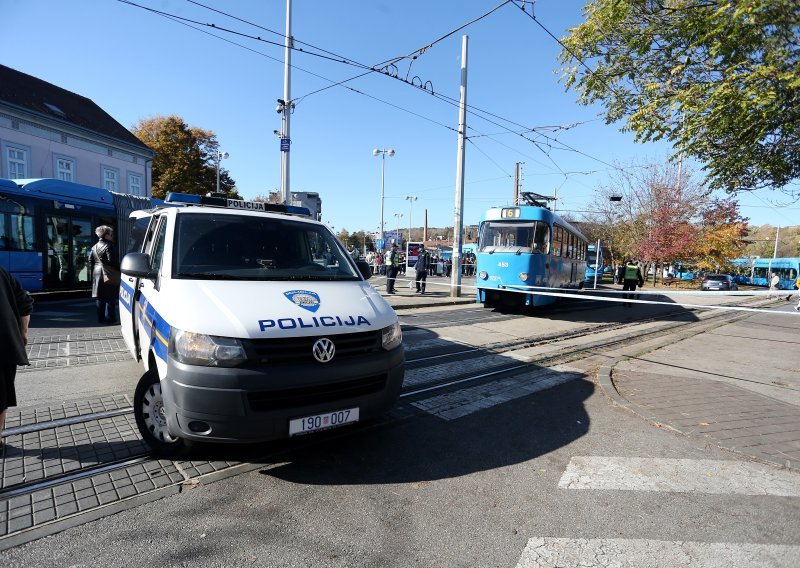 Širi se snimka sukoba vozačice i ZET-ovca: Pao je na pod