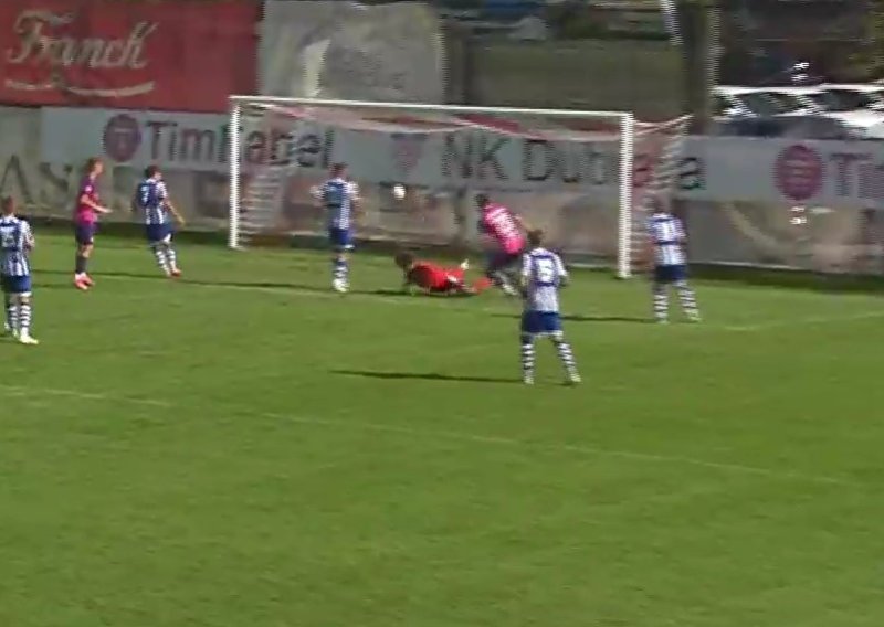 Ovakav gol još nismo vidjeli: Pogledajte nevjerojatnu grešku vratara Karlovca protiv Dubrave