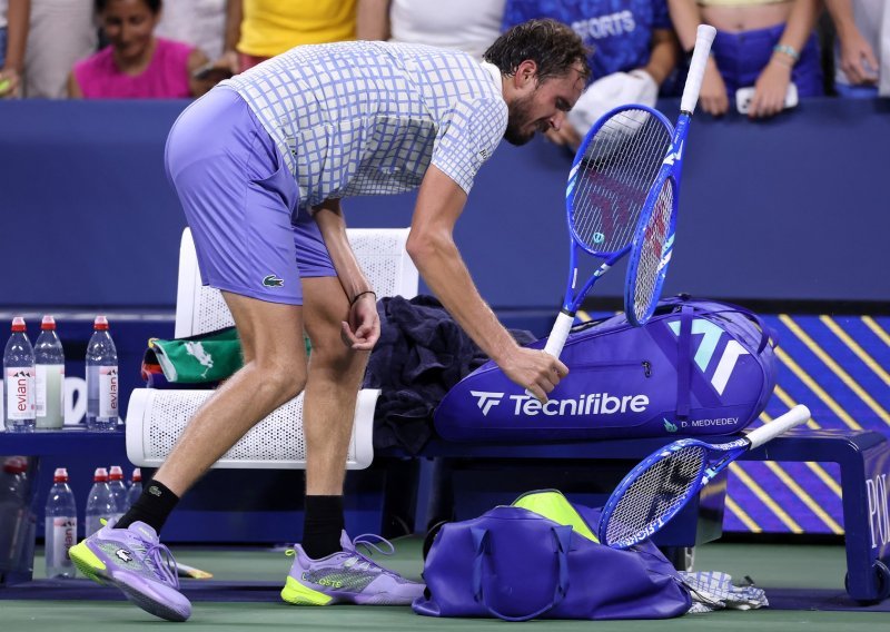 Rus izazvao nezapamćen skandal na US Openu: vrijeđao je sve oko sebe, razbijao rekete...