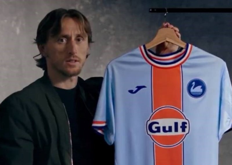 Pogledajte kako je Modrić predstavio dres kultnog engleskog kluba; inspiriran je hrvatskom zastavom