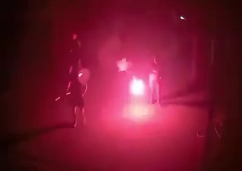 Pojavila se nova snimka sukoba: Škripari s palicama i bakljama napali Bad Blue Boyse