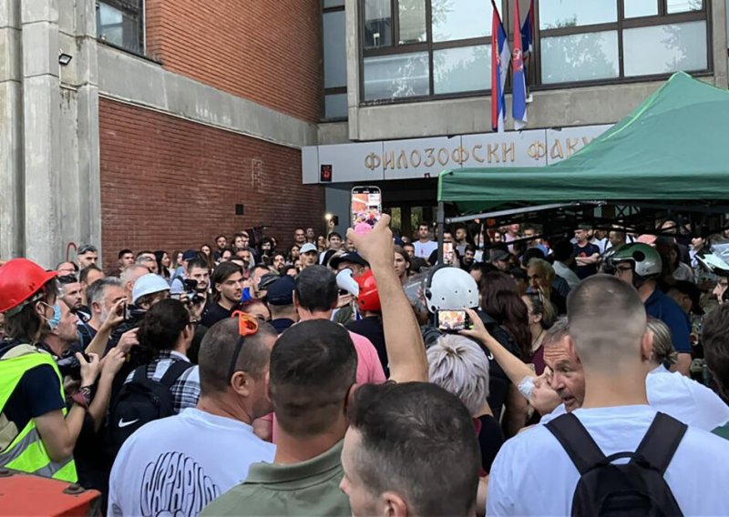 [VIDEO] Kaotično u Novom Sadu: Prosvjednici golim rukama potisnuli policiju ispred fakulteta