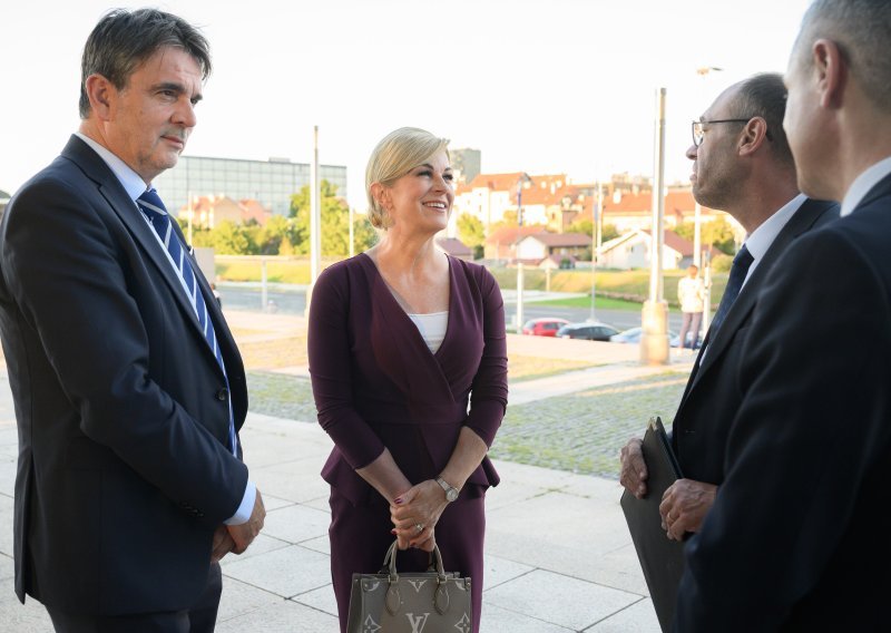 Kolinda Grabar-Kitarović oduševila u haljini ženstvenog uzorka