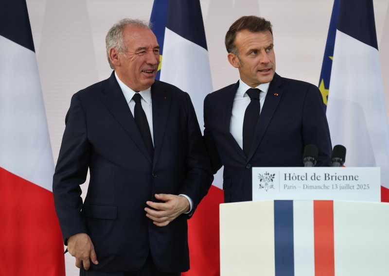 Većina Francuza sklona novim izborima, ako padne vlada