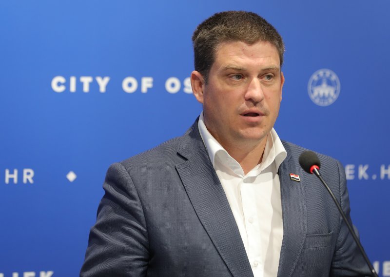 Butković o brodu s azbestom: 'Prevareni smo, ali brod mora otići do utorka!'