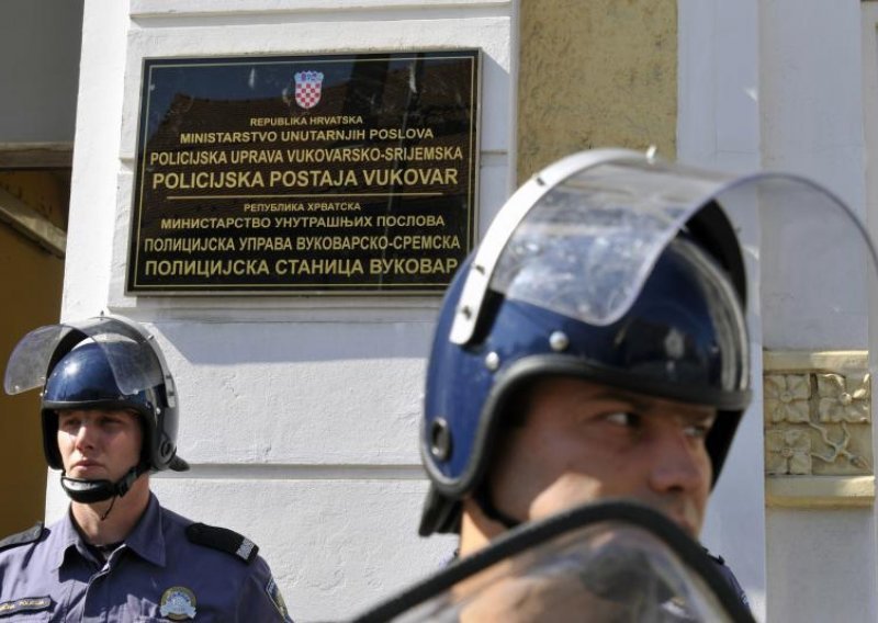 Vraćena dvojezična ploča na Policijsku postaju Vukovar