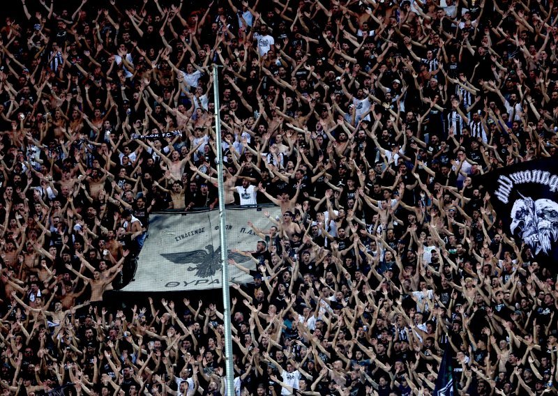 Rijeka je gubila, a stadionom se orila Partizanova pjesma; poslušajte navijače u Solunu