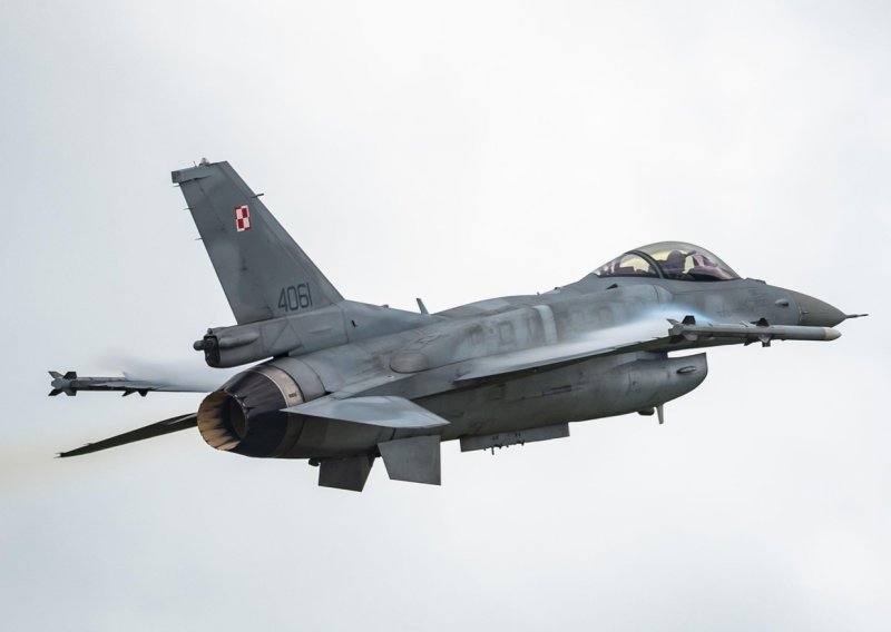Strašne scene iz Poljske: F-16 srušio se tijekom probe za zrakoplovni show, pilot poginuo