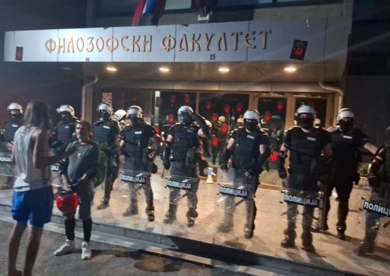 Treća noć pat pozicije u Novom Sadu: Evo kako su studenti dozivali dekana Filozofskog fakulteta