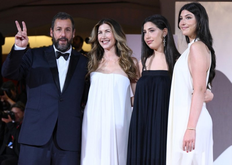 Adam Sandler na crveni tepih stigao sa suprugom i prekrasnim kćerima