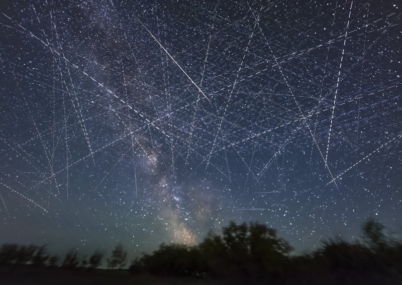 Sateliti sve više zagorčavaju život astronomima, a kompanijama je - svejedno