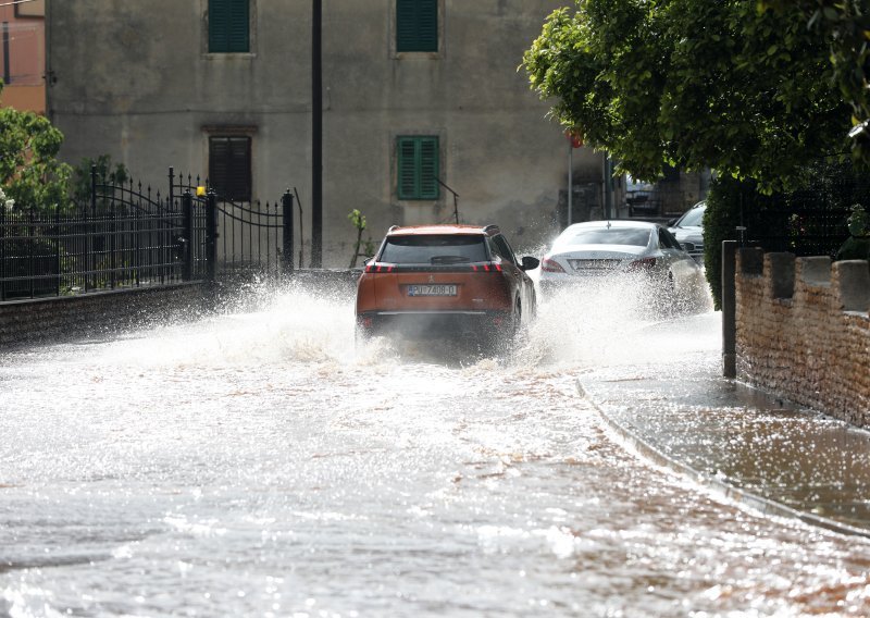 Snažno nevrijeme zahvatilo Istru, u Bujama palo rekordnih 135 milimetara oborina