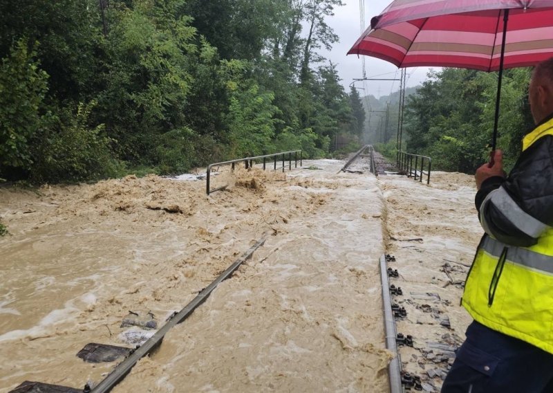 Nevrijeme prohujalo Slovenijom: Bujice nosile sve pred sobom, posebno teško u Kopru