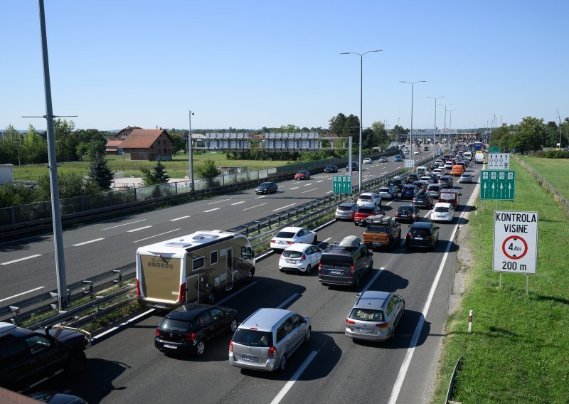 Opet se stvorile kolone i gužve na cestama: Problem stvaraju vozila u kvaru i nesreće