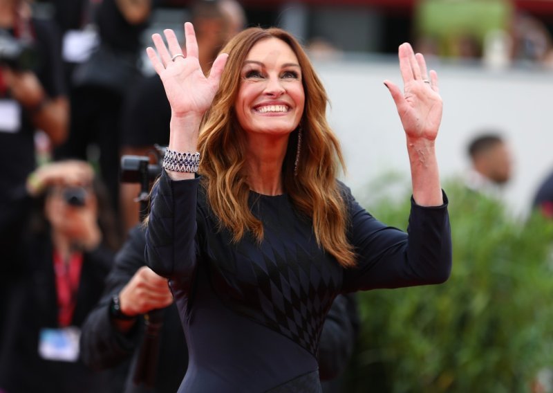 Intimni trenutak završio na društvenim mrežama: Bosonoga Julia Roberts u Moderovom zagrljaju