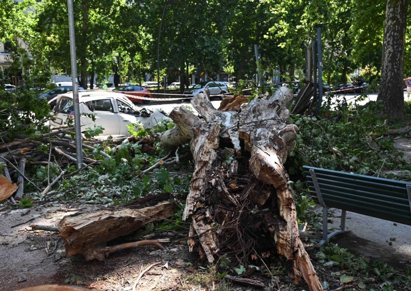 Tornado poharao Italiju: U nekim dijelovima padala tuča promjera 8 centimetara