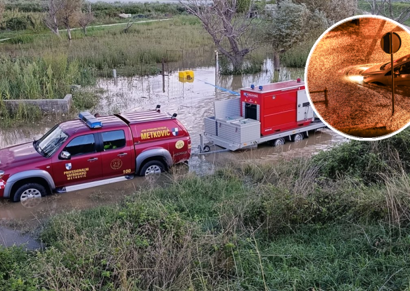 FOTO Zbog obilne kiše u Metkoviću poplavljene ulice, voda prodrla u dvorišta, problemi i u Zagrebu
