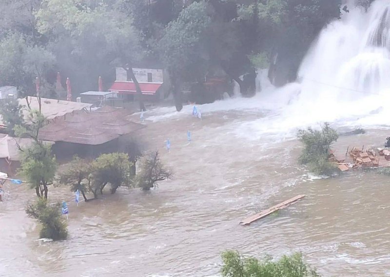 Nevrijeme poharalo i susjedstvo: Bujica nosila sve, uništene zgrade i usjevi