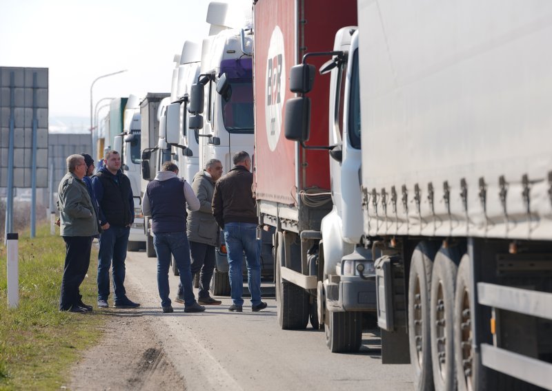 Kamiondžije blokirali carinske terminale, otežan promet na cestama i prema Hrvatskoj