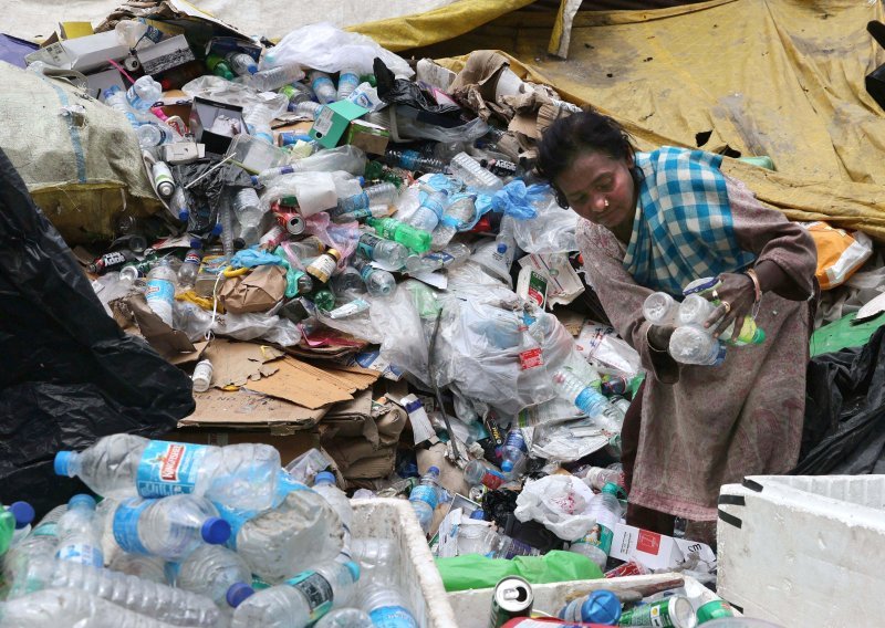 U Indiji se otvaraju kafići za otpad; ljudi umjesto novca obrok plaćaju – plastikom
