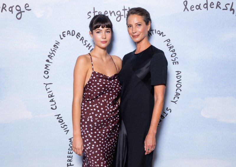 Legendarna Christy Turlington plijenila elegancijom, a u stopu je prati lijepa kći