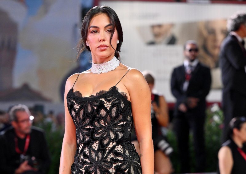 Pratili su je mnogi pogledi: Georgina Rodriguez u čipkastom izdanju izazvala pomutnju