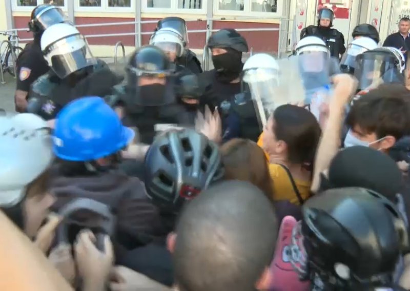 VIDEO Ponovno vrije u Novom Sadu: Sukob policije i građana