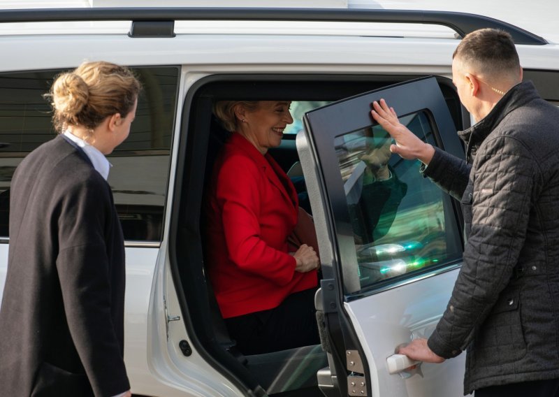 VIDEO Bugarski nacionalisti napali auto misleći da je unutra Von der Leyen