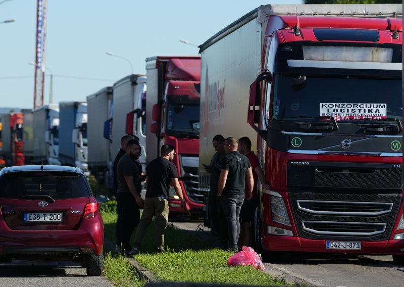 Ne nazire se završetak blokade; kilometarske kolone u BiH, blokirani prijelazi