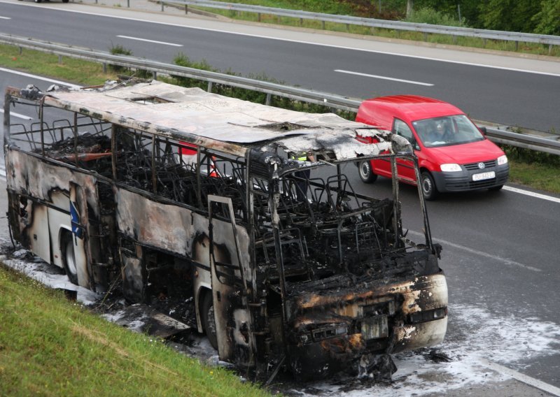 Kod Bakra se zapalio autobus