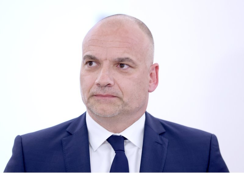 Bivši šef SOA-e o Srbiji: Kad se igrate vatrom, možete izgubiti kontrolu