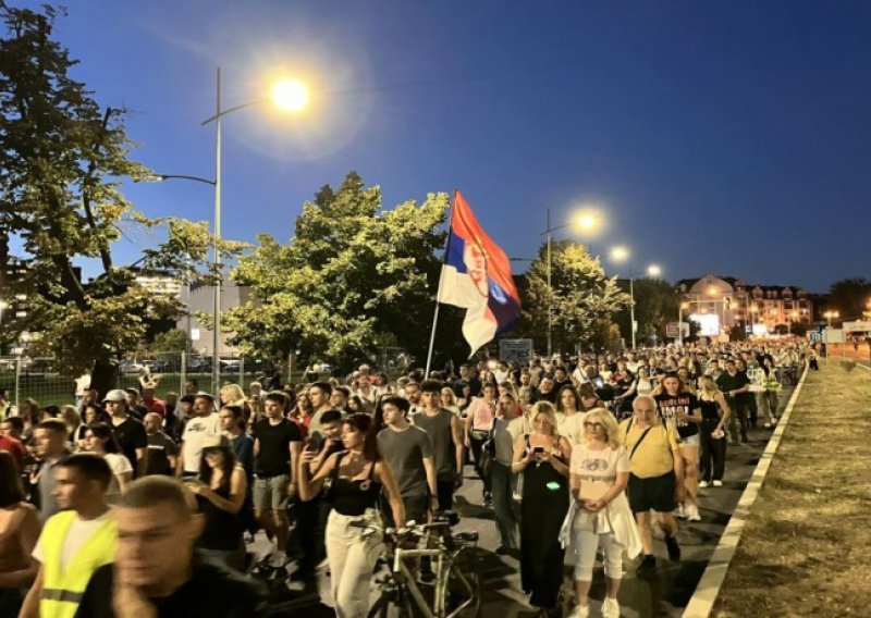 VIDEO Prosvjednici: Policija nas je ganjala i bacala šok bombe. Policija: Oni su nas napali!