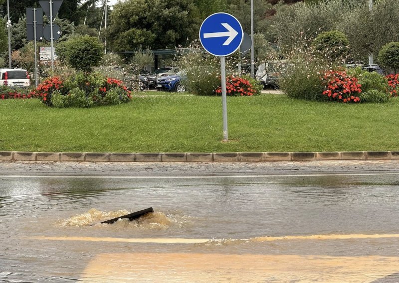 Nevrijeme poharalo Istru, opći potop u Umagu. Meteorolozi: Riječ je o tzv. oborinskom vlaku