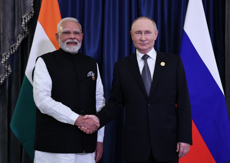 Putin i Modi rame uz rame: Indija kupuje još ruskih raketnih sustava