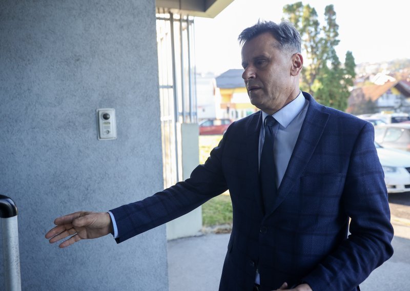 Bivši premijer BiH osuđen zbog korupcije slobodno šeće po Sarajevu