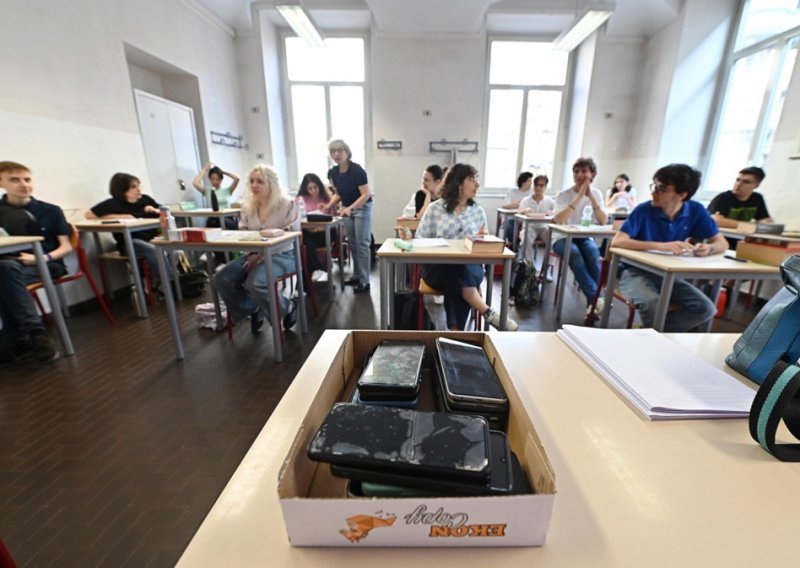 ANKETA Grad Zagreb želi zabraniti korištenje mobitela tijekom nastave. Što vi mislite?