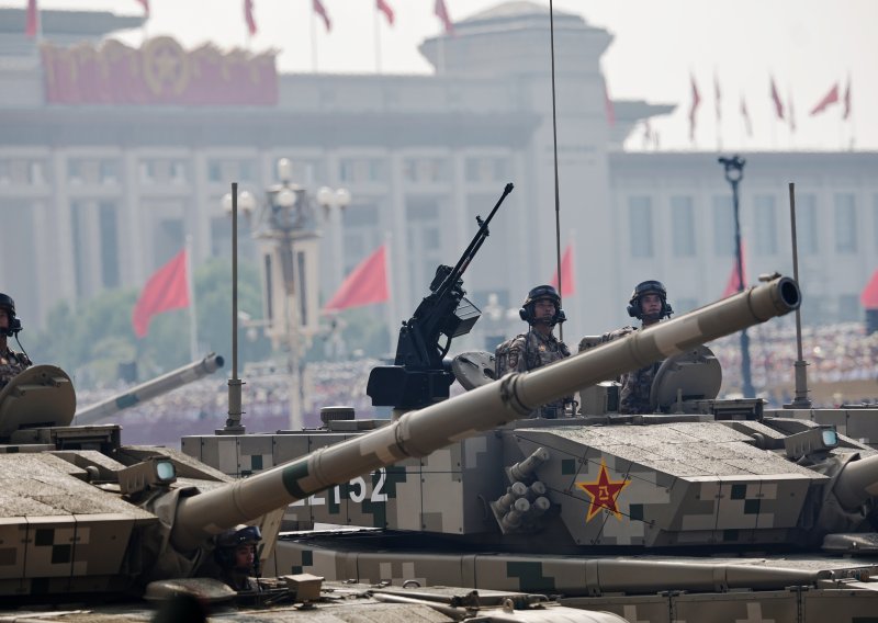 Peking pokazao 'mišiće' i moćno oružje: Pogledajte najveću vojnu paradu u povijesti Kine