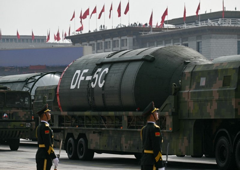 Kina na paradi pokazala novo oružje: Pogledajte kako izgledaju moćne rakete i dronovi