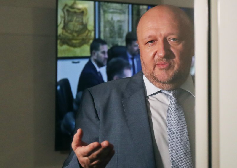 Debeljak vrijeđao novinare i ponudio otići na detektor laži